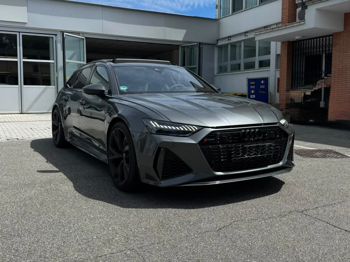 Audi RS6 Performance grigia di tre quarti davanti a un edificio