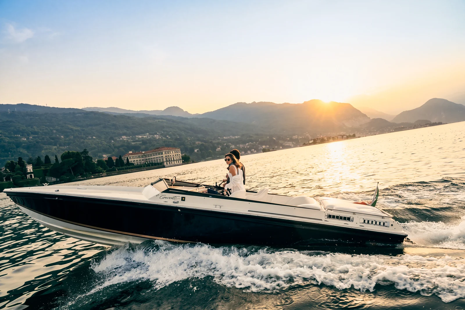 Il Cigarette 28ss in velocità sul lago aperto
