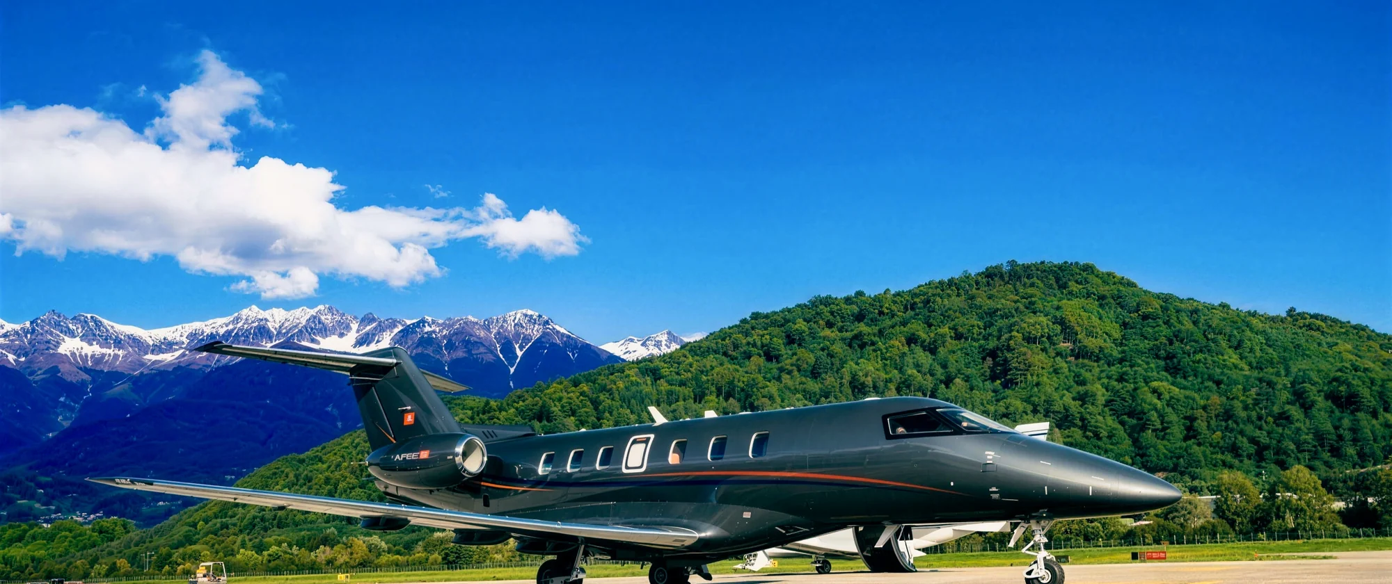 Un jet privato sul piazzale, tra le colline e le montagne