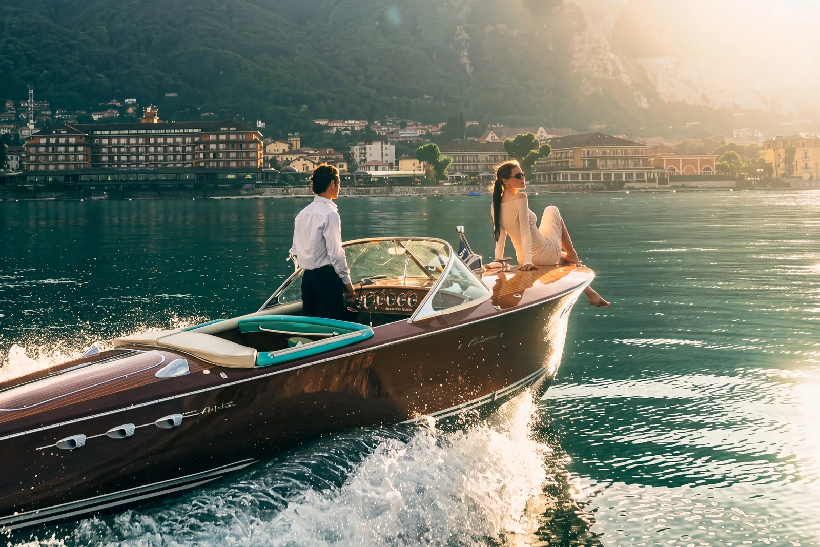 Un Riva in mogano in velocità sul Lago Maggiore, controluce
