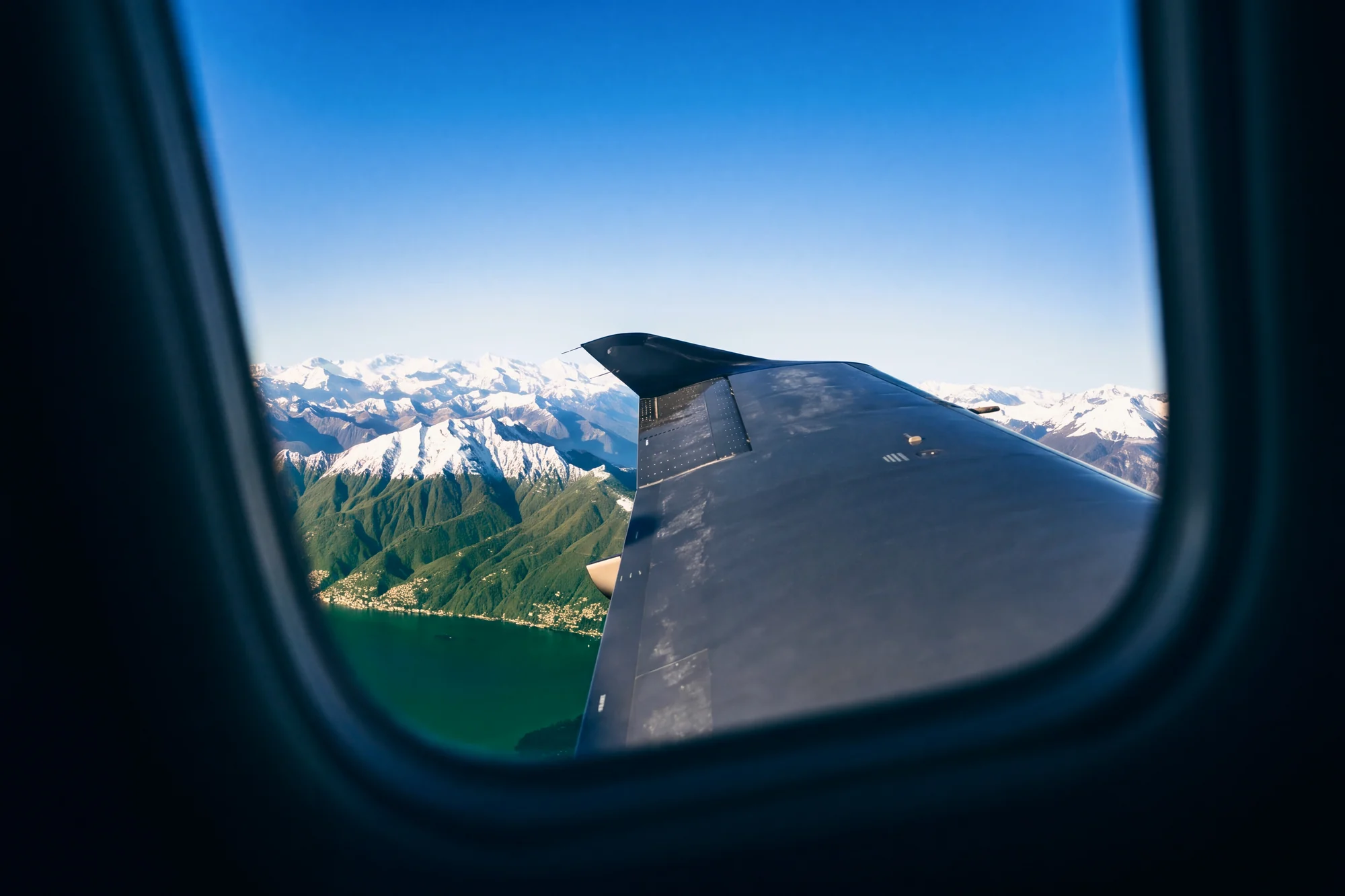 Le Alpi innevate viste dal finestrino in volo