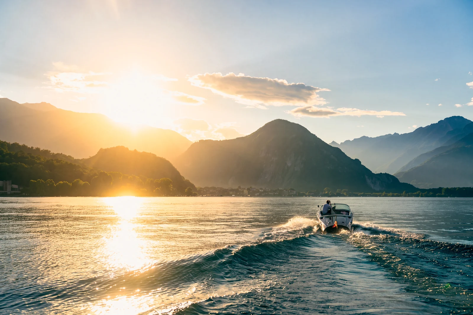 La scia di un Riva al tramonto sul lago