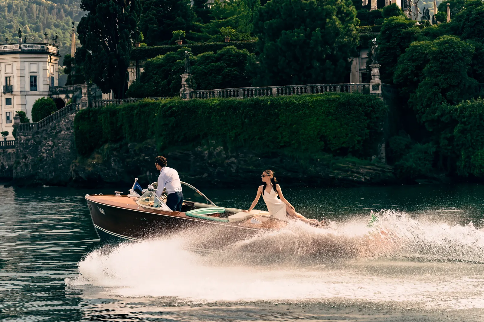 Riva classico in velocità davanti a una villa affacciata sul lago