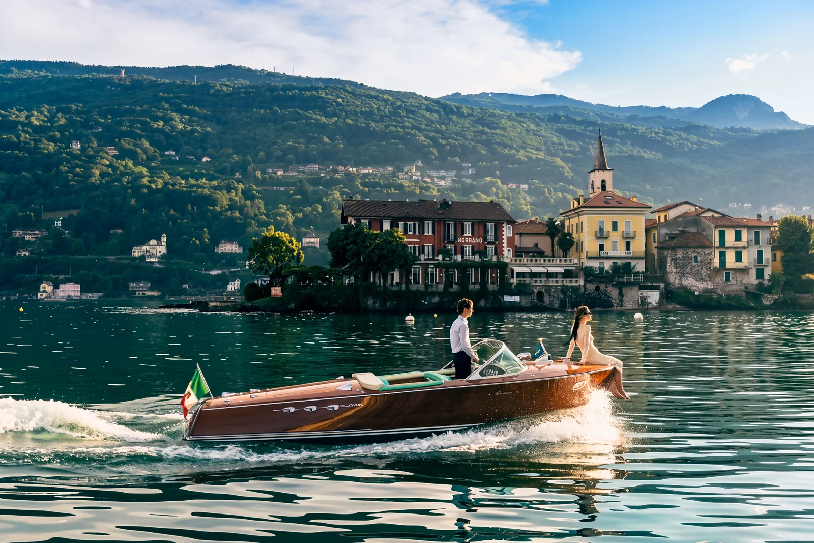 Riva d’époque naviguant vers les îles Borromées
